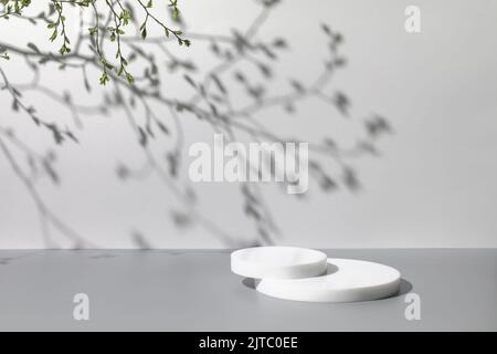 scena 3d con podi bianchi su sfondo grigio e ombre Foto Stock