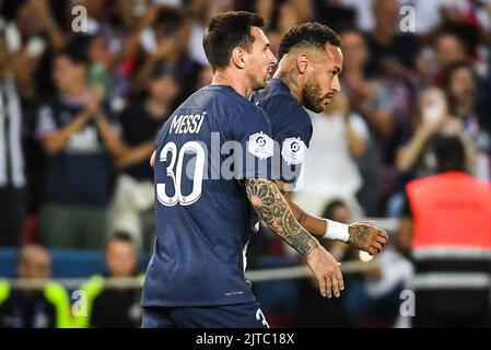 NEYMAR JR di PSG festeggia il suo obiettivo con Lionel (Leo) MESSI di PSG durante il campionato francese Ligue 1 partita di calcio tra Parigi Saint-Germain e MONACO il 28 agosto 2022 allo stadio Parc des Princes di Parigi, Francia - Foto: Matthieu Mirville/DPPI/LiveMedia Foto Stock