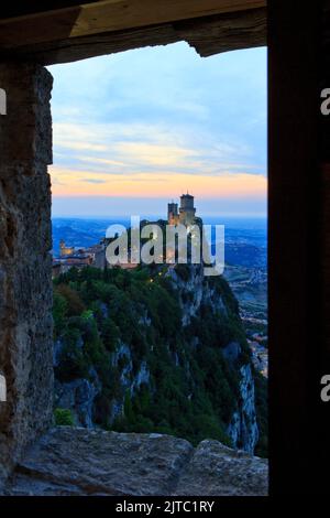 L'undicesimo secolo la fortezza di Guaita sul Monte Titano a San Marino Foto Stock