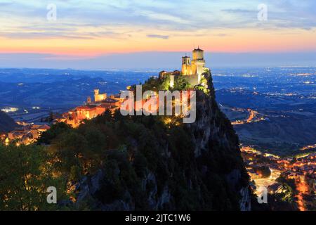 L'undicesimo secolo la fortezza di Guaita sul Monte Titano a San Marino Foto Stock