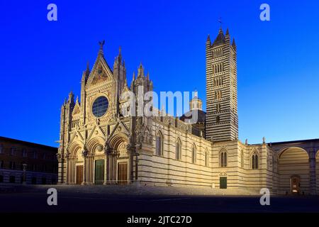 La cattedrale gotica italiana di Siena del 13th° secolo (patrimonio dell'umanità dell'UNESCO) a Siena (Toscana), Italia al crepuscolo Foto Stock