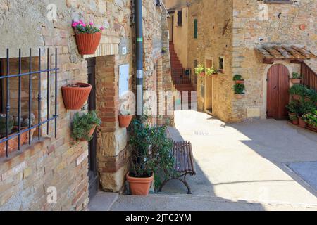 Un tradizionale vicolo toscano nella città medievale di Volterra (provincia di Pisa) in Toscana Foto Stock