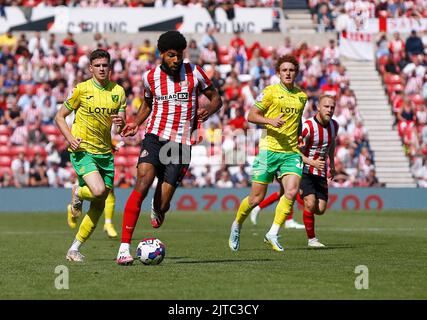 Sunderland, Regno Unito. 27th ago, 2022. Ellis Simms of Sunderland corre con la palla durante la partita del campionato Sky Bet tra Sunderland e Norwich City allo Stadio di luce il 27th 2022 agosto a Sunderland, in Inghilterra. (Foto di Mick Kearns/phcimages.com) Credit: PHC Images/Alamy Live News Foto Stock