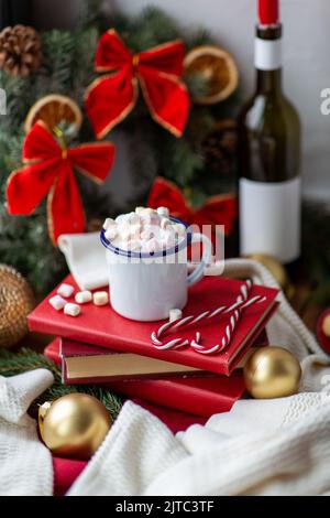 tazza di panna montata con marshmallow a natale Foto Stock