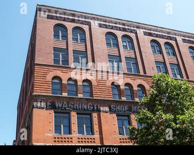 Seattle USA - Luglio 20 2008; edificio tradizionale a piu' livelli in mattoni con finestre a volta. Foto Stock