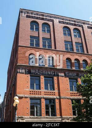 Seattle USA - Luglio 20 2008; tradizionale edificio a piu' piani con architettura in mattoni con finestre a volta e segnaletica sbiadita. Foto Stock