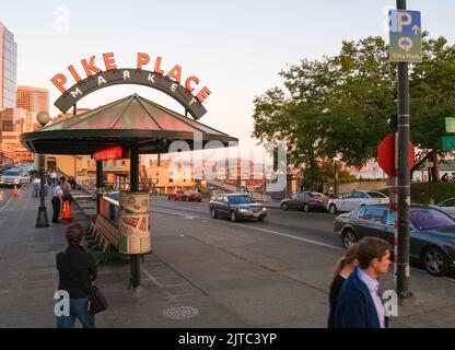 Seattle USA - 20 2008 luglio; Pike Place Bus Shelter con segnale al neon al crepuscolo. Foto Stock