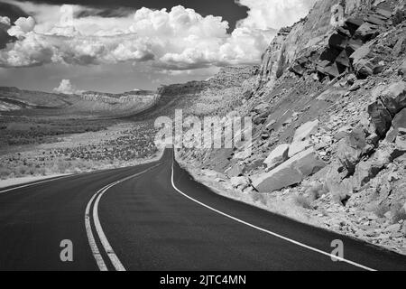 Bicentennial Highway (Utah state Route 95) lunga strada panoramica lungo il paesaggio desertico vicino a Blanding, Utah Foto Stock