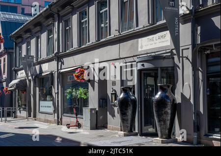 LAMP Hotel nella vecchia strada Hospitalsgatan a Norrkoping, Svezia. Norrkoping è una storica città industriale. Foto Stock