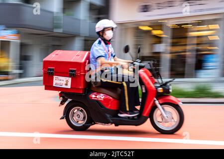 Un operatore postale giapponese consegna la posta in scooter elettrico vicino al tempio Sensoji ad Asakusa, Tokyo, Giappone. Foto Stock