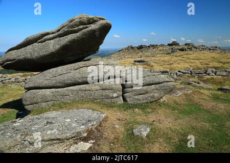 Irishman;s muro e la pietra Logan su Belstone Tor, Dartmoor, Devon, Inghilterra, UK Foto Stock