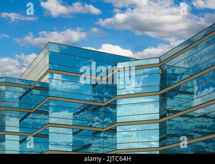 Moderno edificio di uffici in vetro blu riflettente (Briargate Office Center) a Colorado Springs, Colorado Foto Stock