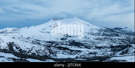 Panorama del vulcano Mount St. Helens in Snowy White Winter nello stato di Washington, USA Foto Stock