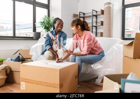 le donne che si spostano in una nuova casa e contano i soldi Foto Stock