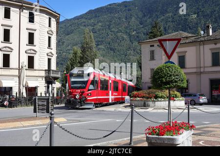 La Ferrovia Retica 3510 si trova lontano da Tirano e oltre una rotonda sulla 22.8.22 con servizio St Moritz. Foto Stock