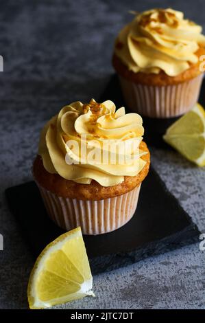 torta alla crema di limone con fettine di frutta Foto Stock