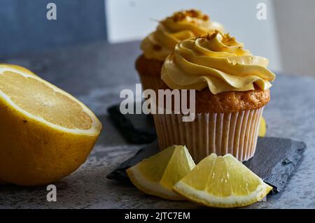 torta alla crema di limone con fettine di frutta Foto Stock