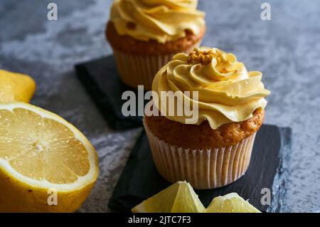 torta alla crema di limone con fettine di frutta Foto Stock