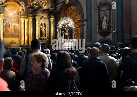 Il Signore dei Miracoli devoti a una Messa nella chiesa di Las Nazarenas, in fonte dell'altare maggiore e immagine della processione, Foto Stock