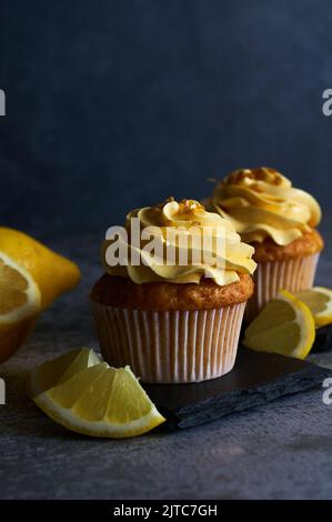 torta alla crema di limone con fettine di frutta Foto Stock