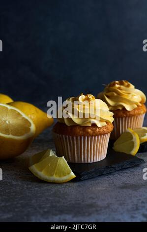 torta alla crema di limone con fettine di frutta Foto Stock