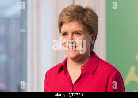 Edimburgo, Regno Unito. 29th ago, 2022. Nicola Sturgeon a uno degli ultimi eventi dell'Edinburgh Book Festival 2022. L’attore dundoniano Brian Cox è in un ampio dialogo con il primo ministro scozzese. Alamy Live News/Tom Duffin. Foto Stock