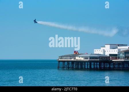 Rich Goodwin nel Muscle biplanare Sabio G-JPIT Jet Pitts volare su North Pier a Blackpool, durante Blackpool Air Show, 13th agosto 2022 Foto Stock