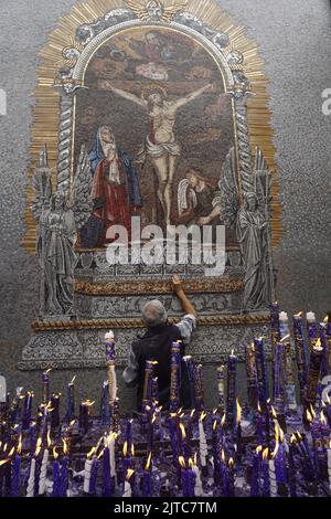 Pregando l'uomo chiedendo le benedizioni del Signore dei Miracoli prima di fare offerte e promesse. Foto Stock