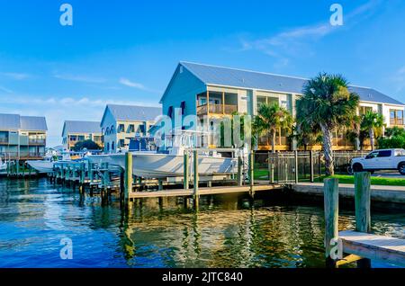 Passerete le case Chateau Harbor, che sono state fotografate dalla Marina di Dauphin Island, il 27 Agosto 2022, a Dauphin Island, Alabama. Foto Stock