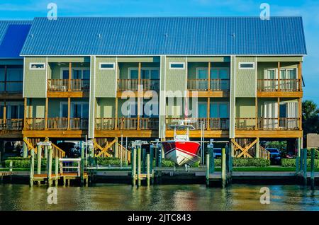 Passerete le case Chateau Harbor, che sono state fotografate dalla Marina di Dauphin Island, il 27 Agosto 2022, a Dauphin Island, Alabama. Foto Stock