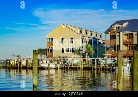 Passerete le case Chateau Harbor, che sono state fotografate dalla Marina di Dauphin Island, il 27 Agosto 2022, a Dauphin Island, Alabama. Foto Stock