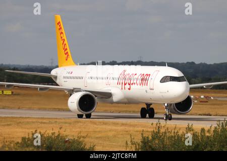 Pegasus Airways, Airbus A321 TC-RBL, arrivando all'aeroporto Stansted di Londra, Essex, Regno Unito Foto Stock