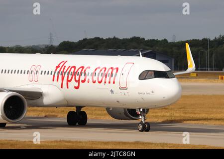 Pegasus Airways, Airbus A321 TC-RBL, arrivando all'aeroporto Stansted di Londra, Essex, Regno Unito Foto Stock