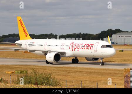 Pegasus Airways, Airbus A321 TC-RBL, arrivando all'aeroporto Stansted di Londra, Essex, Regno Unito Foto Stock