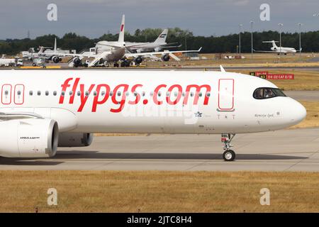 Pegasus Airways, Airbus A321 TC-RBL, arrivando all'aeroporto Stansted di Londra, Essex, Regno Unito Foto Stock