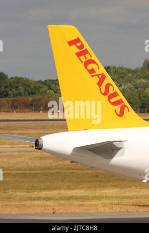 Coda di Pegasus Airways, Airbus A321 TC-RBL, arrivando all'aeroporto Stansted di Londra, Essex, Regno Unito Foto Stock