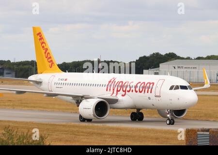 Pegasus Airways, Airbus A320 TC-NCH, arrivando all'aeroporto Stansted di Londra, Essex, Regno Unito Foto Stock