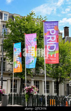 Amsterdam, Paesi Bassi - Agosto 2022: Striscioni colorate per le strade di Amsterdam per la sfilata annuale Gay Pride. Nessuna gente. Foto Stock