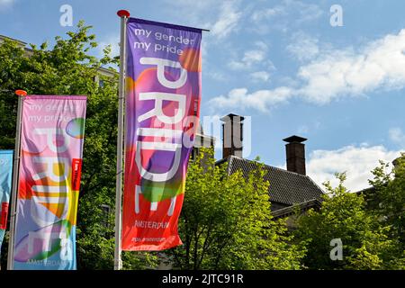 Amsterdam, Paesi Bassi - Agosto 2022: Striscioni colorate per le strade di Amsterdam per la sfilata annuale Gay Pride. Nessuna gente. Foto Stock