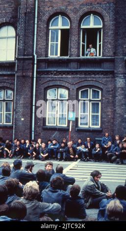 31 agosto 1980, Danzica, Polonia: Migliaia di sit-down striker al di fuori del cantiere navale di Lenin protestano contro i salari. Nel luglio del 1980, il governo polacco ha aumentato il prezzo dei prodotti alimentari e di altri beni, mentre ha ridotto la crescita dei salari rendendo difficile per molti polacchi permettersi i beni di base. In mezzo alle crescenti tensioni e alla crisi economica, Lech Walesa, un ex elettricista licenziato e attivista sindacale, ha guidato oltre 17.000 lavoratori dei cantieri navali in uno sciopero sit-down che formava Solidarity, la prima Unione indipendente del lavoro sviluppata in una nazione del blocco sovietico. Noto come l'accordo di Danzica, il 31 agosto 1980, il po Foto Stock
