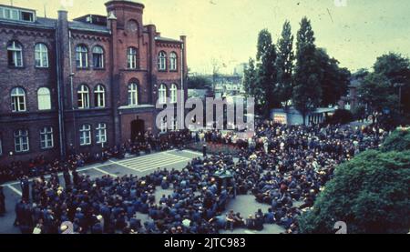 31 agosto 1980, Danzica, Polonia: Migliaia di sit-down striker al di fuori del cantiere navale di Lenin protestano contro i salari. Nel luglio del 1980, il governo polacco ha aumentato il prezzo dei prodotti alimentari e di altri beni, mentre ha ridotto la crescita dei salari rendendo difficile per molti polacchi permettersi i beni di base. In mezzo alle crescenti tensioni e alla crisi economica, Lech Walesa, un ex elettricista licenziato e attivista sindacale, ha guidato oltre 17.000 lavoratori dei cantieri navali in uno sciopero sit-down che formava Solidarity, la prima Unione indipendente del lavoro sviluppata in una nazione del blocco sovietico. Noto come l'accordo di Danzica, il 31 agosto 1980, il Pol Foto Stock