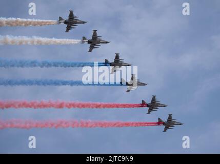 MOSCA, RUSSIA - 7 MAGGIO 2022: Sfilata di Avia a Mosca. Gruppo di combattenti russi Sukhoi su-25 con bandiera russa dipinta nel cielo in parata della Vittoria Foto Stock