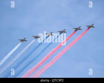 MOSCA, RUSSIA - 7 MAGGIO 2022: Sfilata di Avia a Mosca. Gruppo di combattenti russi Sukhoi su-25 con bandiera russa dipinta nel cielo in parata della Vittoria Foto Stock