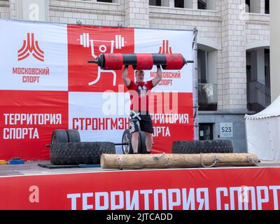 MOSCA, RUSSIA - 14 LUGLIO 2018: Man powerlifter record weight deadlift nella concorrenza powerlifting, festival sportivo di Mosca. Foto Stock