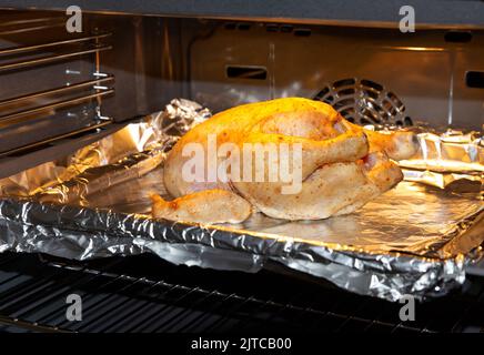 Appetitoso pollo fritto ripieno di riso al forno. Foto Stock