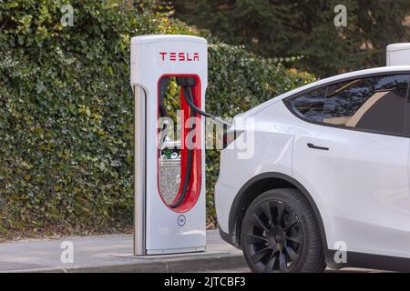 Slovenia, Lubiana - Marzo 26 2022: Auto elettrica Tesla ricarica presso la stazione di sovralimentatore Foto Stock