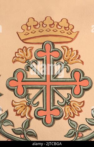 Croix chrétienne surmontée d'une couronne royale. Murale Peinture. Eglise Saint-André. Domancy. Alta Savoia. Auvergne-Rhône-Alpi. Francia. Europa. Foto Stock