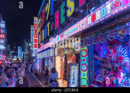 Tokyo, Shinjuku, Giappone - 18 luglio 2019: Distretto Kabuki-cho di Shinjuku. Zona della vita notturna conosciuta come non dorme mai. Foto Stock
