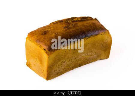 Pane intero-grano pieno di proteina, fibra, e vitamine. Singola pagnotta di pane isolata su sfondo bianco. Foto da studio. Alimentazione e dieta sana. Foto di alta qualità Foto Stock