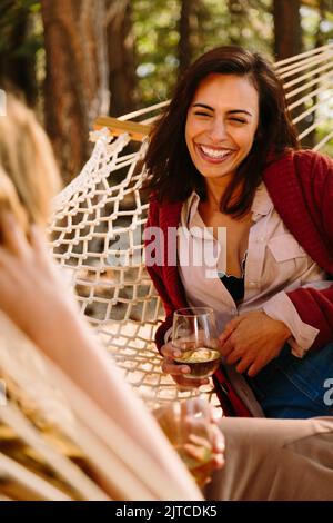 Una donna ama il vino in vacanza Foto Stock